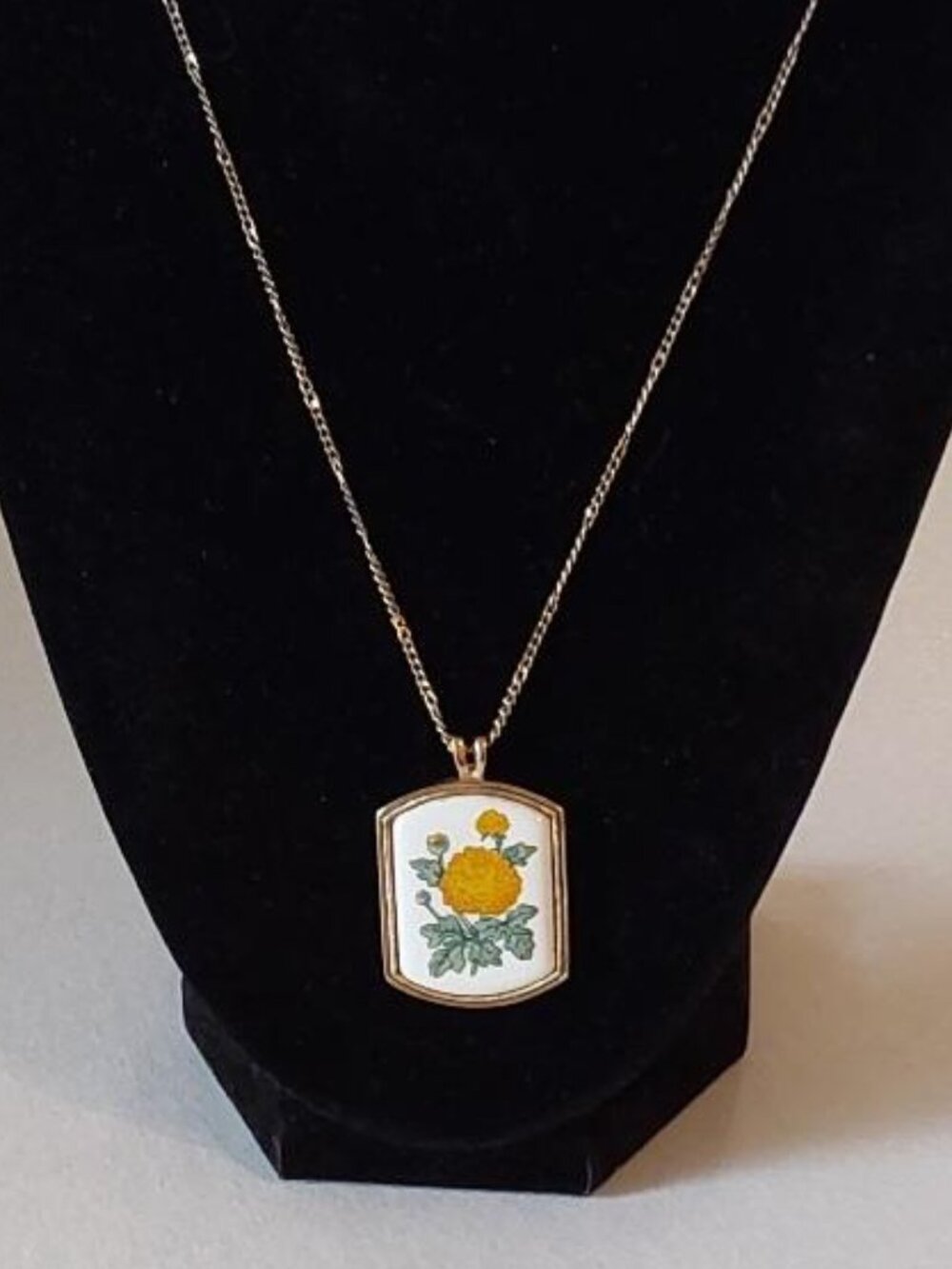Vintage 1980 Avon Heritage November Birth Month Pendant Necklace - Picture 5 of 6